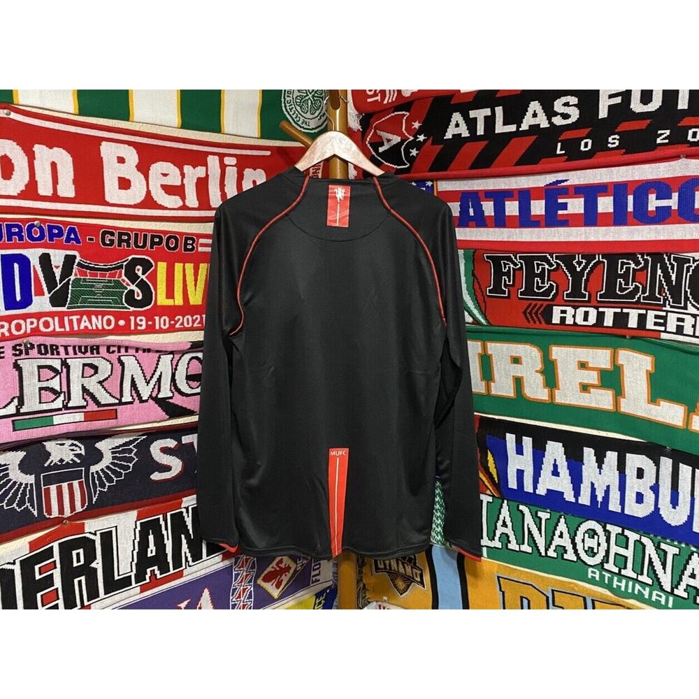 Manchester United | Men’s Large Retro Long-Sleeve Jersey - Picture 7 of 7